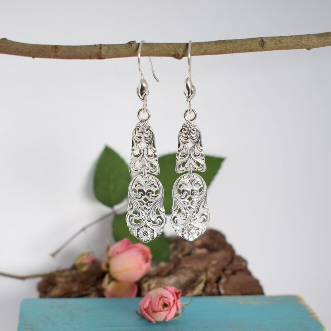 Unelma-korvakorut, jotka on valmistettu hopeisten, norjalaisten kahvilusikoiden varsista. Näyttävät pitsiset korvakorut soveltuvat hääkoruiksi tai juhlakoruiksi.