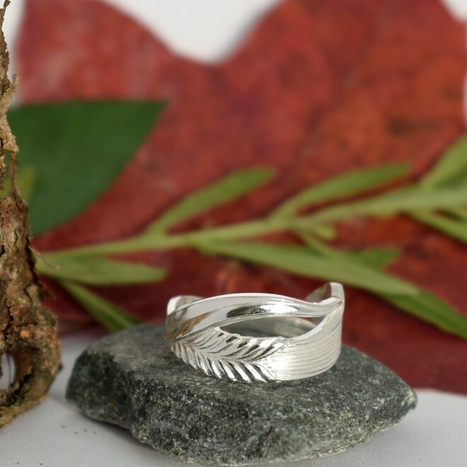 Vilja-sormus, joka on muotoiltu hopeisen Vilja-lusikan varresta.