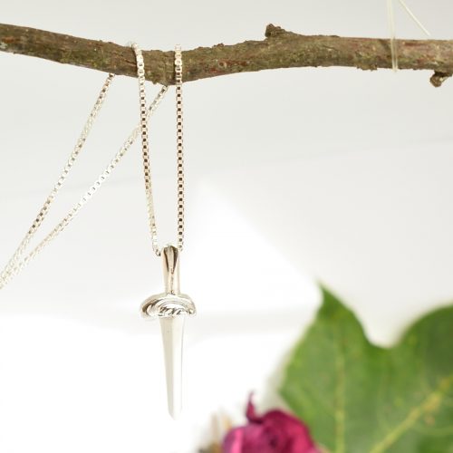 Miekka-riipus, joka on muotoiltu kolmen eri hopealusikan varresta.