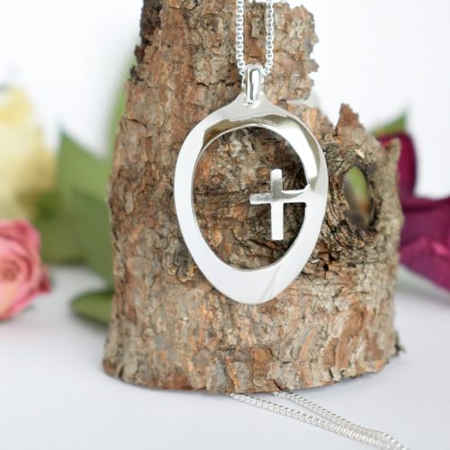 Airut-ristiriipus, joka on muotoiltu hopeisen mokkalusikan pesästä.