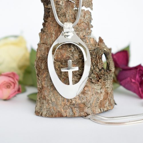 Viima-ristiriipus, joka on muotoiltu hopeisen lusikan pesästä.