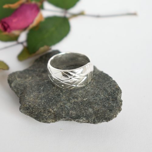 Aino-sormus, joka on valmistettu hopeisen Aino-kahvilusikan varresta.