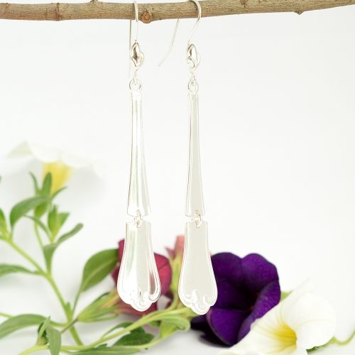 Angelika-korvakorut, jotka on muotoiltu ruotsalaisten hopealusikoiden varsista. Lusikat ovat alun perin vuodelta 1975.