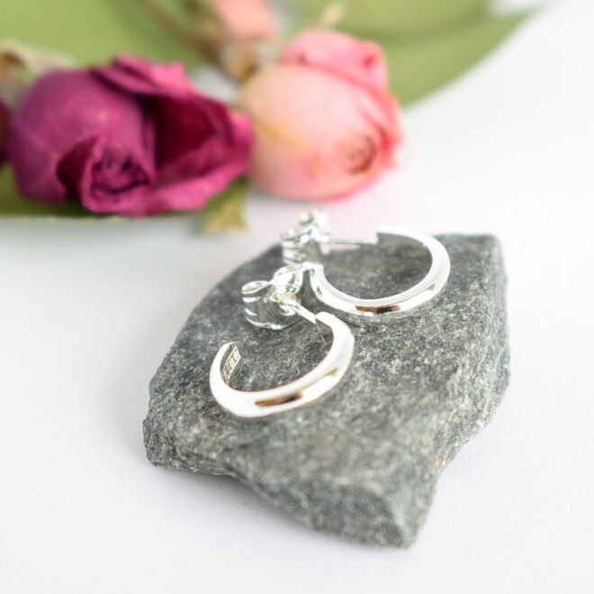 Emilie-korvakorut, jotka on muotoiltu puolipyöreiksi renkaiksi hopeisten lusikoiden varsista.