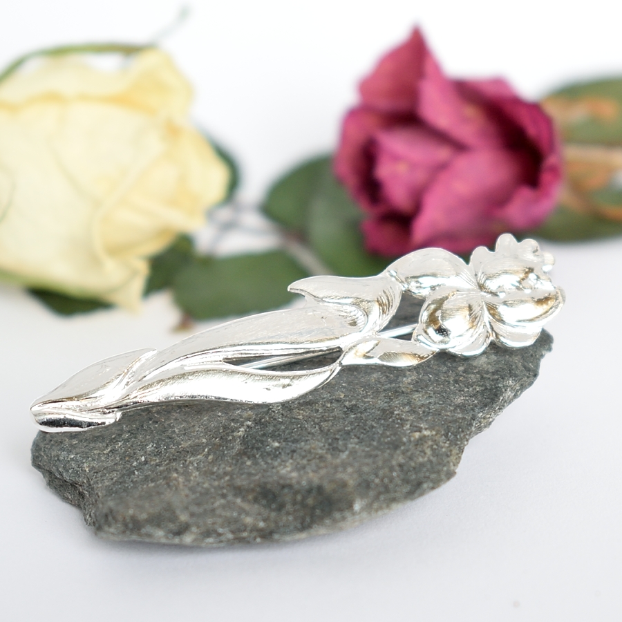 Iiris-rintaneula, joka on valmistettu hopeisen lusikan varresta. Lusikka on alun perin vuodelta 1962.