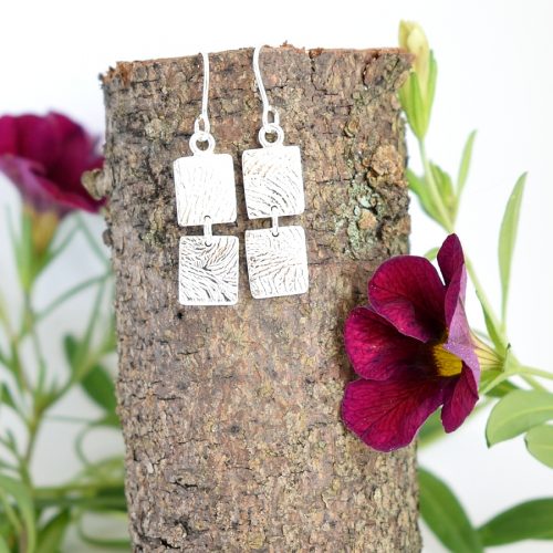 Kaarna-korvakorut, jotka on valmistettu hopeisista vintage kalvosinnapeista. Kalvosinnapit ovat alun perin vuodelta 1969.