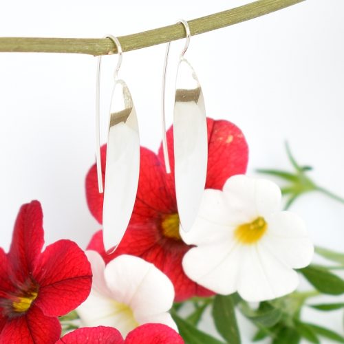 Hopeapaju-korvakorut, jotka on muotoiltu hopeisen lusikan pesästä. Koruissa on kiinteä, korkea koukkukiinnitys. Korujen koko on 40 x 7 mm.