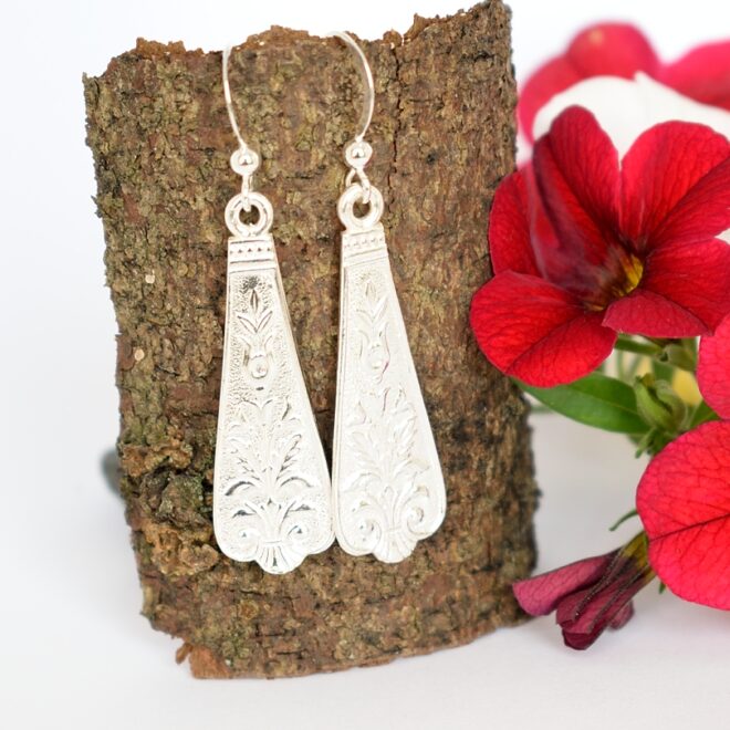 Katinka-korvakorut, jotka on valmistettu hopeisten, suomalaisten mokkalusikoiden varsista.