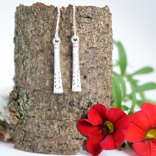 Pilari-korvakorut, jotka on muotoiltu hopeisten lusikoiden varsista. Koruissa on koukkukiinnitys.