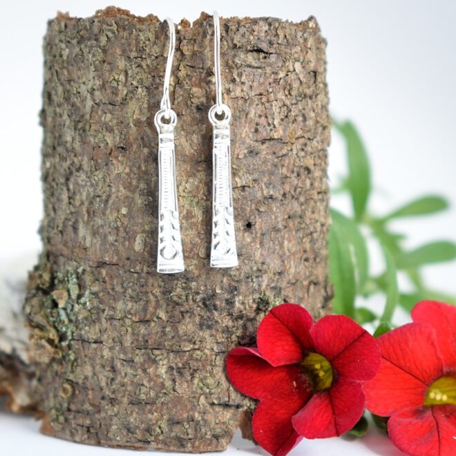 Pilari-korvakorut, jotka on muotoiltu hopeisten lusikoiden varsista. Koruissa on koukkukiinnitys.