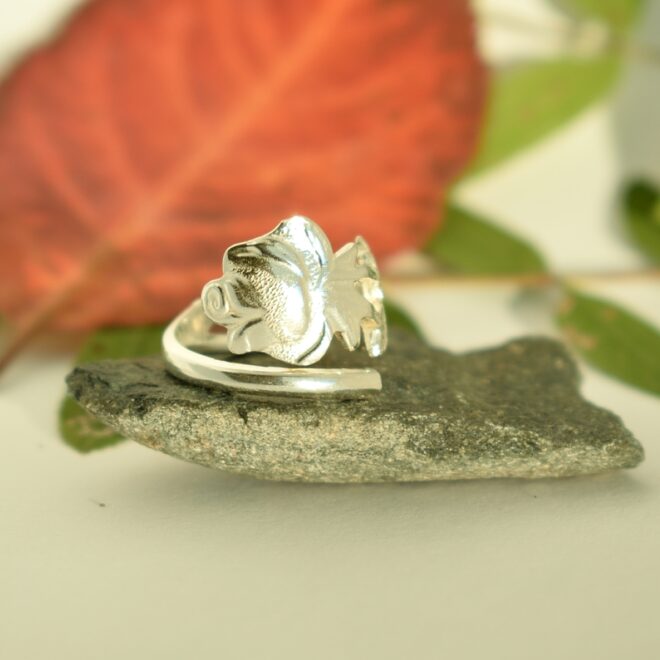 Auranruusu-kierresormus, joka on muotoiltu Auran kultaseppien alun perin valmistaman kahvilusikan varresta.