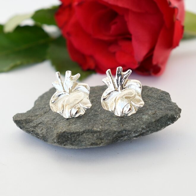 Auranruusu-korvakorut, jotka on muotoiltu Auran kultaseppien alun perin valmistamien hopealusikoiden varsista.