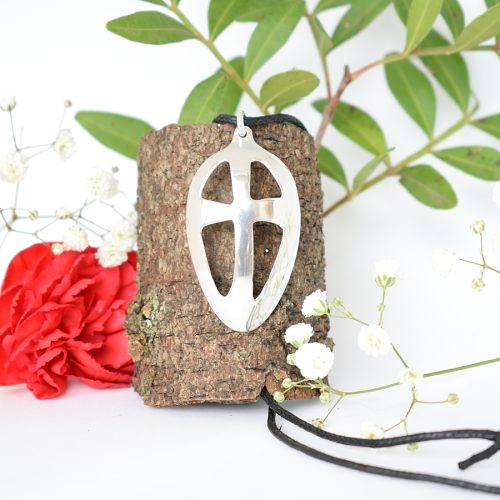 Isoristiriipus, joka on valmistettu hopeisesta kahvilusikan pesästä. Pesään on muotoiltu tyylitelty risti.