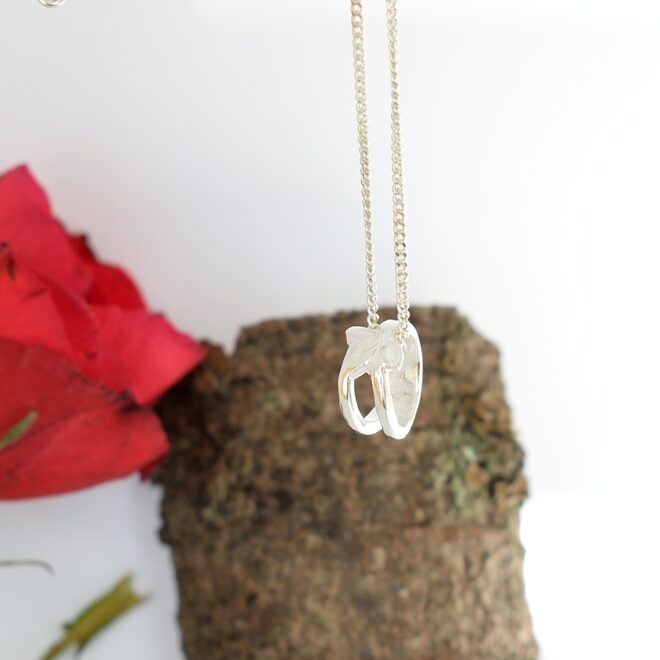 Lehti-kastesormus-riipus, jonka koko riipuksena on 12 x 7 mm.