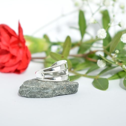 Mariela-haarukkasormus, joka on muotoiltu pienestä, hopeisesta, 2-piikkisestä leikkelehaarukasta.