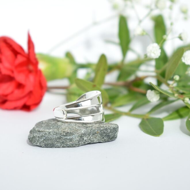 Mariela-haarukkasormus, joka on muotoiltu pienestä, hopeisesta, 2-piikkisestä leikkelehaarukasta.