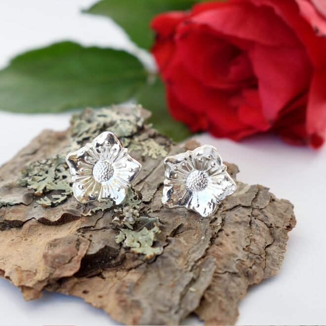 Omenankukka-korvakorut, jotka on valmistettu hopeisten kahvilusikoiden varsista. Kauniiden näyttävien korujen koko on 13 x 13 mm ja niissä on tappikiinnitys.