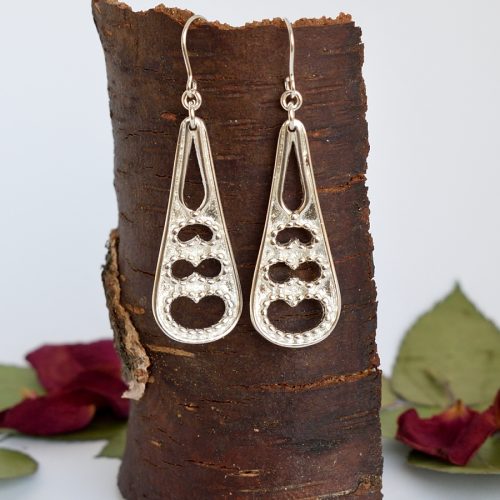 Pitsisydämet-korvakorut, jotka on valmistettu hopeisten, ruotsalaisten kahvilusikoiden varsista. Sydänkuvioiset korut soveltuvat hääkoruiksi tai juhlakoruiksi.