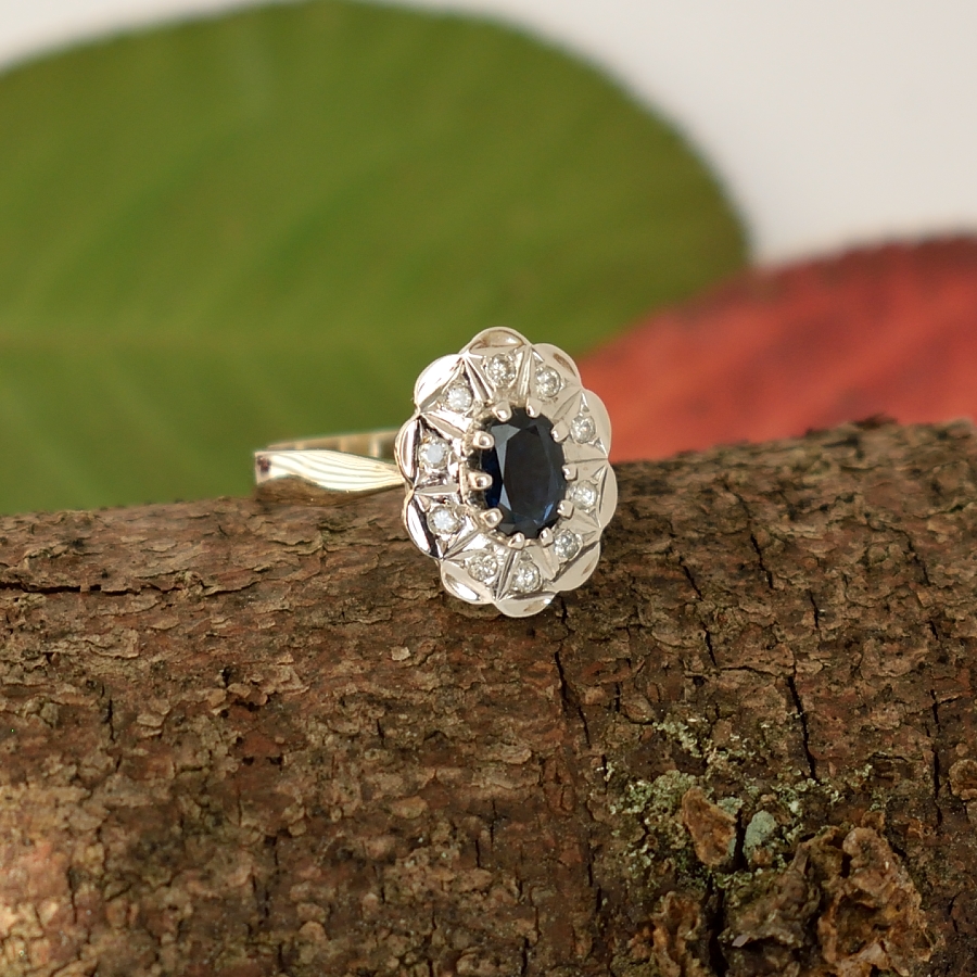 Diana-sormus on erittäin kaunis valkokultainen (585) puhdistettu ja kiillotettu vintage-tuote, joka on uutta vastaava. Sormuksessa on sinisafiiri ja timantteja.