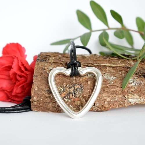 Kuvassa on Ristomatti Ratian suunnittelema hopeinen sydämen muotoinen riipus, joka on puhdistettu ja kiillotettu second hand -tuote. Koru on valmistettu vuonna 1995.