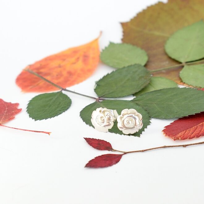 Daisy-korvakorut, jotka on valmistettu hopeisten sokeripihtien nastoista. Pienissä suloisissa korvakoruissa on tappikiinnitys.