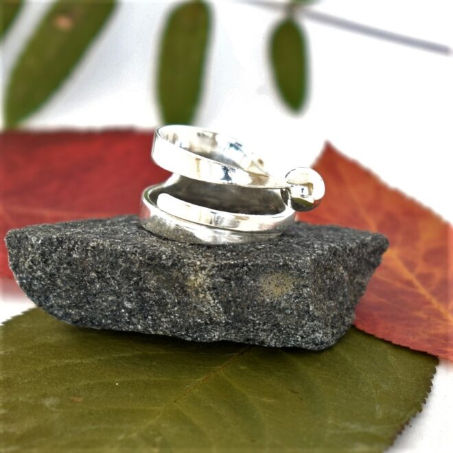 Helmi-haarukkasormus, joka on valmistettu hopeisesta pienestä leikkelehaarukasta. Toiseen haarukan piikkiin on juotettu Sterling-hopeinen helmi