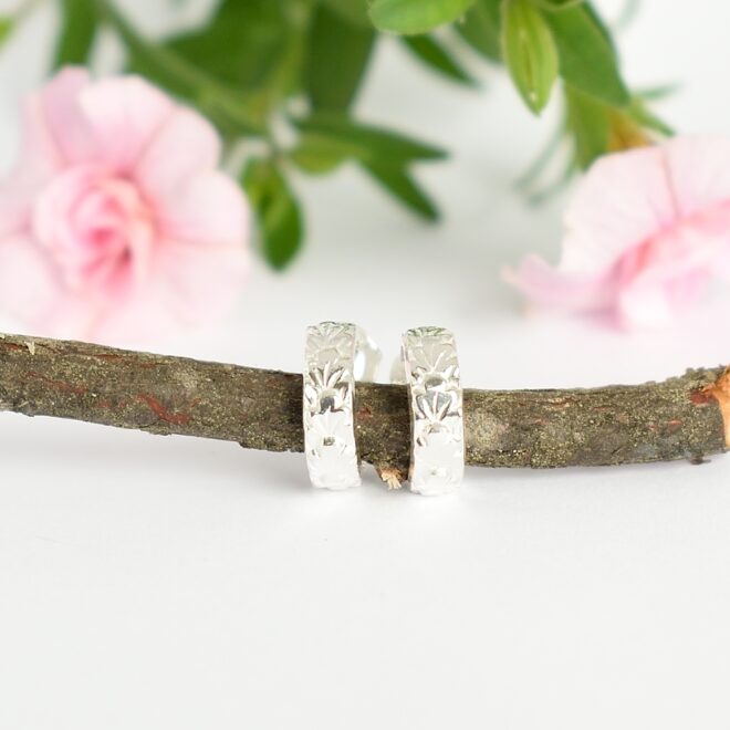 Käpälät-korvakorut, jotka on valmistettu Sterling-hopeisesta sormuksesta. Pienten kevyiden korujen leveys on 3 mm ja korkeus 11 mm. Koruissa on tappikiinnitys.