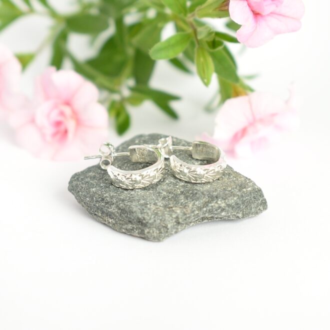 Puolipyöreät tappikorvakorut