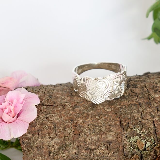 Kävyt-sormus, joka on valmistettu hopeisten sirojen Käpy-kahvilusikoiden varsista. Kuopiolaisen Tuomo Rissasen valmistamien lusikoiden