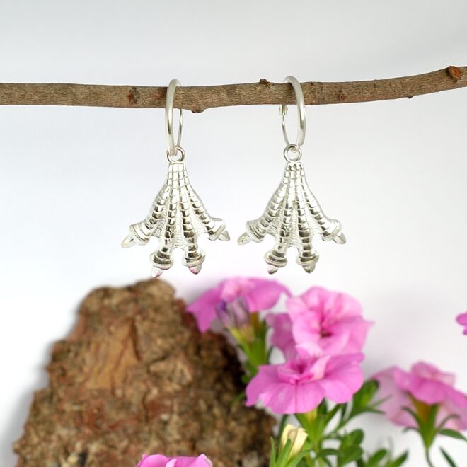 Kynnet-korvakorut, jotka on valmistettu hopeisista sokeripihdeistä. Näyttävissä korvakoruissa on Sterling-hopeinen rengaskiinnitys.