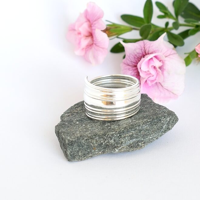 Margit-sormus, joka on valmistettu hopeisen Margit-lusikan varresta. Kauniin raitasormuksen leveys on 12 mm ja sen koko on 15+.