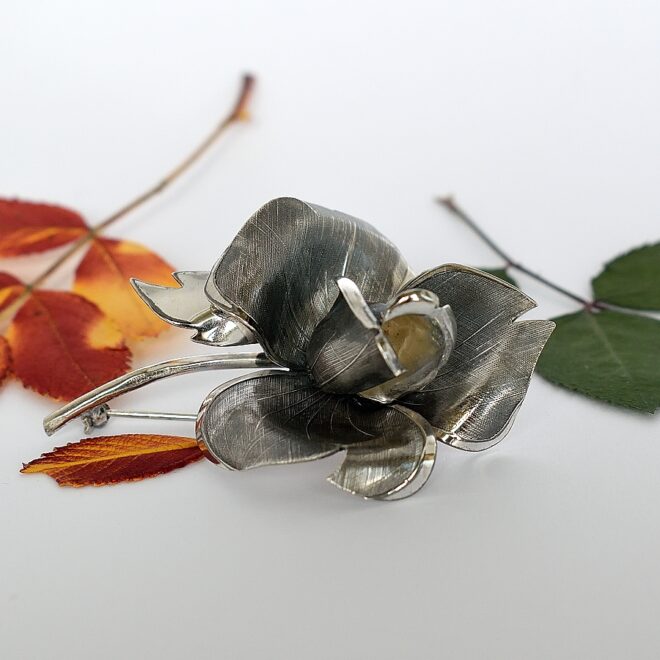 Ruusu-rintaneula on kunnostettu ja puhdistettu second hand -tuote. Ihastuttava suomalainen tumma ruusu on valmistettu v. 1964 Helsingissä ja sen hopeapitoisuus on 813.