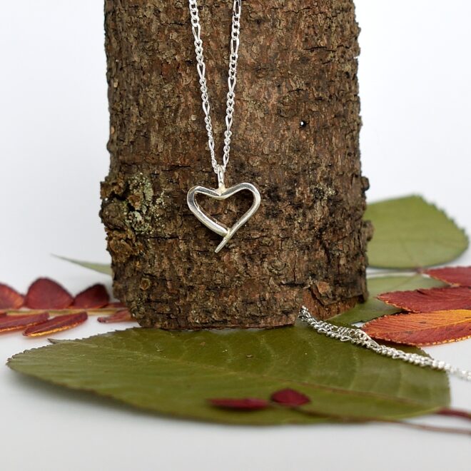 Sydän-haarukkariipus, joka on muotoiltu hopeahaarukan piikistä. Sirossa pienessä korussa on kaunis Sterling-hopeinen Figaro-ketju