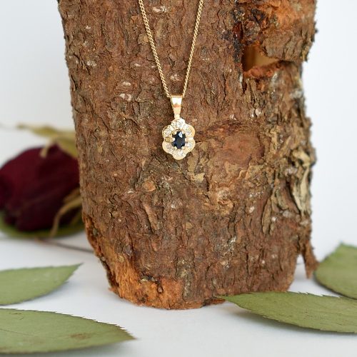 Kaunis pieni vintage sinisafiiririipus timanteilla myytävänä verkkokaupassa.