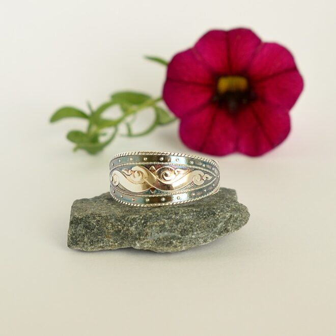 Kuvassa tummennettu hopeinen Käärmeet-sormus.