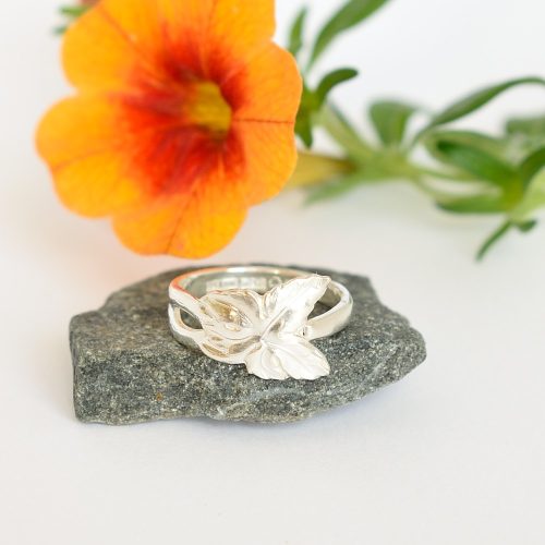 Verkkokaupassa myytävänä hopeisen lusikan varresta muotoiltu siro sormus.