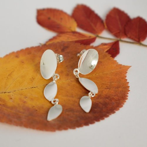 Kuvassa hopealusikoiden pesistä valmistetut sirot roikkuvat tappikorvakorut.