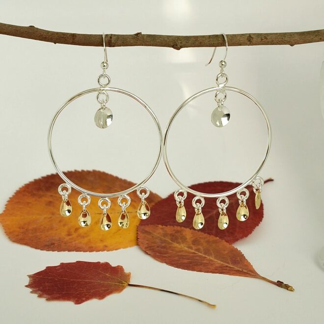 Kuvassa kauniit lappilaistyyliset korvarenkaat syksyisellä taustalla.