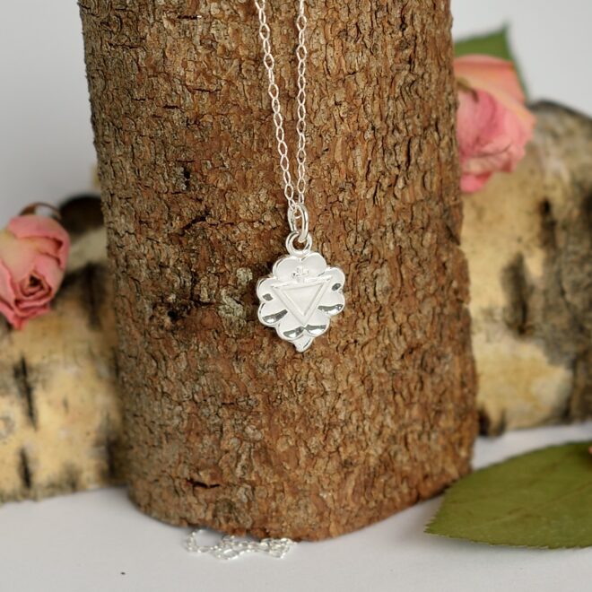 Kuvassa hopeisen lusikan varresta valmistettu kastekoru.