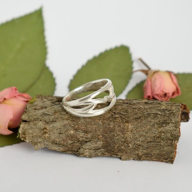 Punos-sormus kuvattuna toisesta kulmasta.