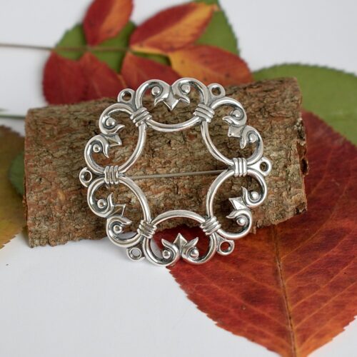 Suotniemen solki on Kalevala korun valmistama palmettikuvioinen rintaneula.