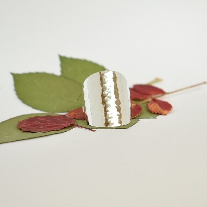 Kuvassa hopeisen lusikan pesästä ja varresta takomalla valmistettu sormus.