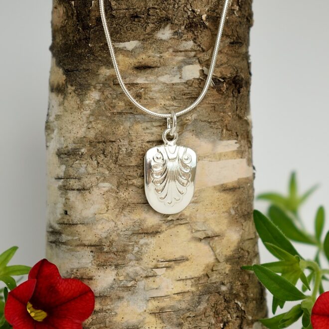 Kuvassa hopeisen Musla kahvilusikan päästä valmistettu pikkuinen riipus