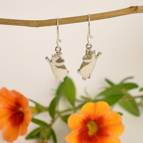 Kuvassa Sterling-hopeiset roikkuvat korvakorut, joista toisessa on Muumipeikko ja toisessa Niiskuneiti.