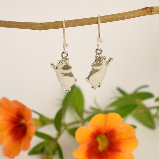 Kuvassa Sterling-hopeiset roikkuvat korvakorut, joista toisessa on Muumipeikko ja toisessa Niiskuneiti.