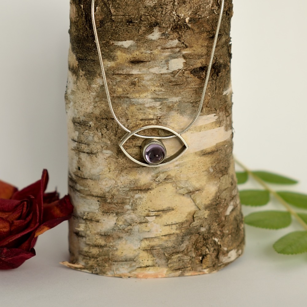 Kuvassa heinolalaisen Martti Viikinniemen 60-luvulla suunnittelema hopeariipus.