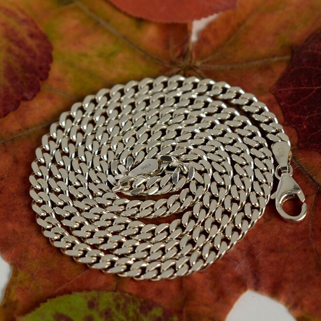 Kuvassa FBM Binder panssarikaulaketju aseteltuna kiepille vaahteranlehden päälle.