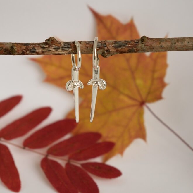 Kuvassa hopealusikoista valmistetut roikkuvat renkaisiin kiinnitetyt korvakorut.