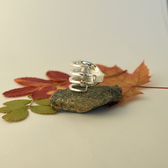 Kuvassa hopeinen kerrossormus toisesta kulmasta.