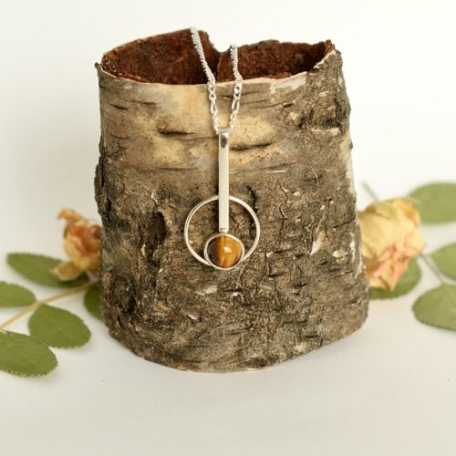 Kuvassa kaunis pieni vintage hopeariipus, johon on istutettu tiikerinsilmä kivi.